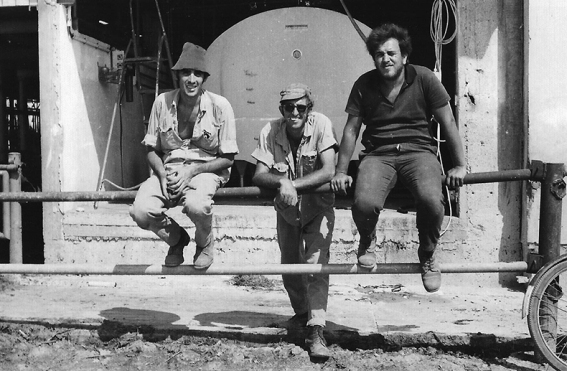 מימין: אברהם קלדרון, דני גפני, אליעזר בן חנן - התקנת טנק חלב חדש 1977