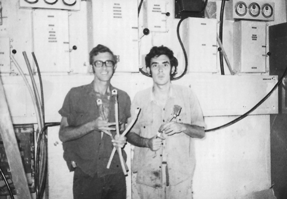 מימין: אליעזר בן חנן, דני גפני - מרכזית חשמל חדשה 1977